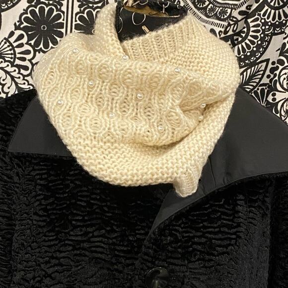 Betsey Johnson Soft Knit Ivory Cowl Infinity Scarf w/ Pearl Beads IMMACULATE - Picture 2 of 10